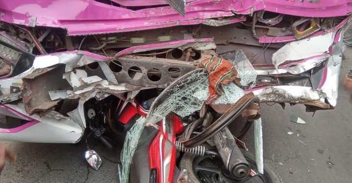 গাইবান্ধার পলাশবাড়ীতে বাস ট্রাক মুখোমুখি সংঘর্ষ; নিহত -৩ আহত -২