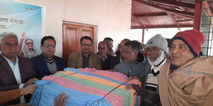 পলাশবাড়ীতে শীতার্তদের মাঝে শীতবস্ত্র বিতরণ