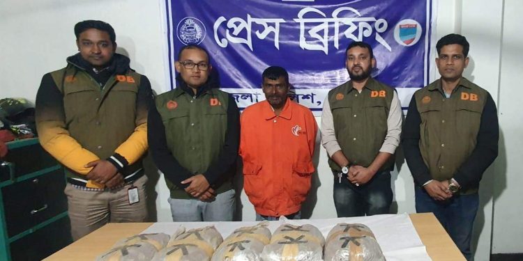 বেনাপোলে বিপুল পরিমাণ  গাঁজা সহ মাদক ব্যবসায়ী গ্রেফতার