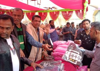 কালিয়ায় যুবলীগ নেতা কাজী সরোয়ার হোসেনের উদ্যোগে শীতবস্ত্র বিতরণ