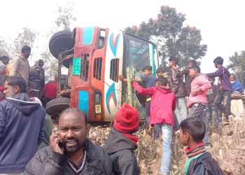 গাইবান্ধায় বাস উল্টে আইনজীবী নিহত, আহত ১২