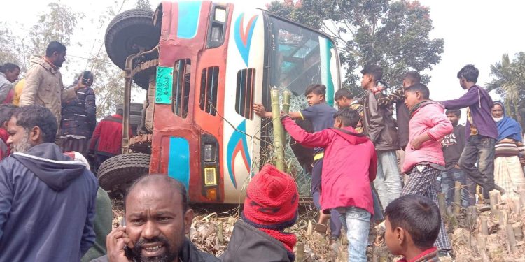 গাইবান্ধায় বাস উল্টে আইনজীবী নিহত, আহত ১২