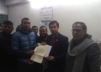 জেলা প্রসাশকের নিকট ক্ষতিগ্রস্থ ভুমি মালিকদের স্বারক লিপি প্রদান