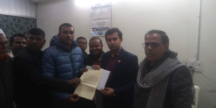 জেলা প্রসাশকের নিকট ক্ষতিগ্রস্থ ভুমি মালিকদের স্বারক লিপি প্রদান