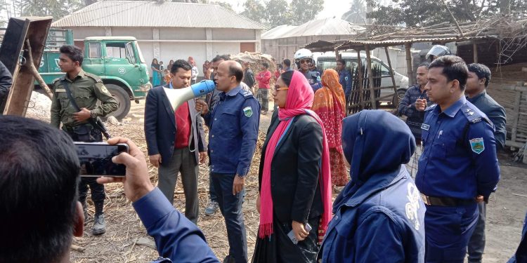 আজিমনগর স্টেশন অফিস ভাংচুর করলেন দুই নেশাখোর