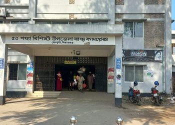 স্বাস্থ্য কমপ্লেক্সের সিঁড়িতে পড়ে আছে মেয়াদোত্তীর্ণ ঔষধ