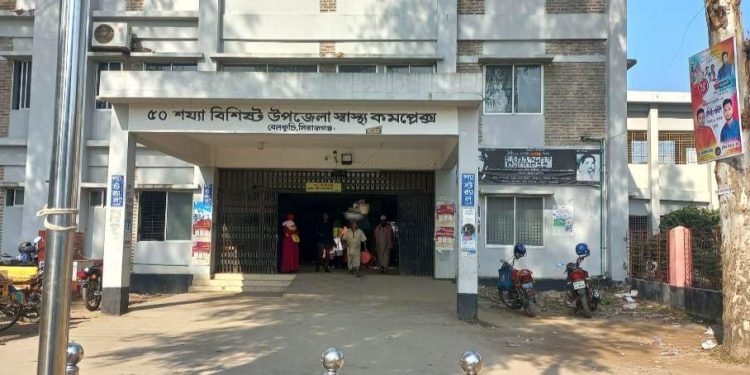 স্বাস্থ্য কমপ্লেক্সের সিঁড়িতে পড়ে আছে মেয়াদোত্তীর্ণ ঔষধ