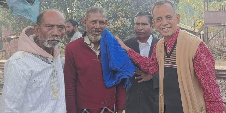 নাটোরের বাগাতিপাড়ায় জাতীয় পার্টির উদ্যোগে কম্বল বিতরণ