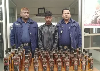 হালুয়াঘাটে ভারতীয় রুপি ও মদসহ আটক-৩