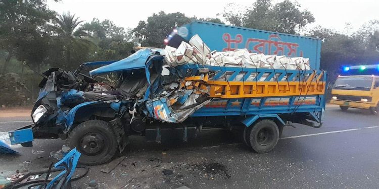 চৌদ্দগ্রামে তিন পরিবহনের সংঘর্ষ;নিহত-১