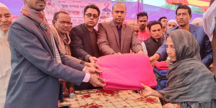 সিরাজগঞ্জে ২শতাধিক শিতার্থদের মাঝে এমপির কম্বল বিতরণ