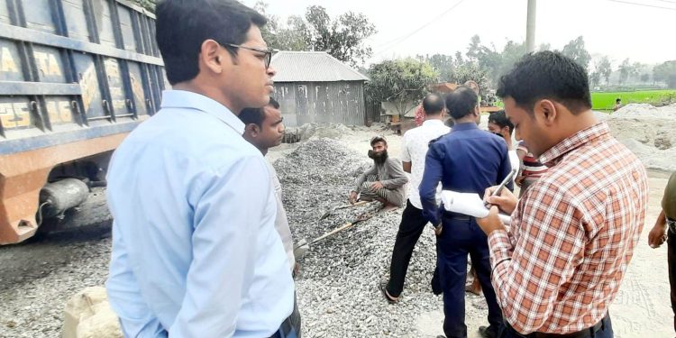 তেতুলিয়া উপজেলায় সড়কের উপর অবৈধভাবে পাথর-বালি স্তুপ করে রাখার দায়ে ৬ পাথর ব্যবসায়ীকে ৯৫ হাজার টাকা জরিমানা
