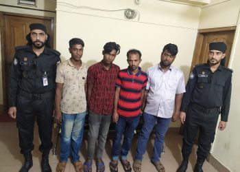 বাঁশখালীতে ৪ জলদস্যুকে র‍্যাবে আটক,অস্ত্র ও বোট জব্দ