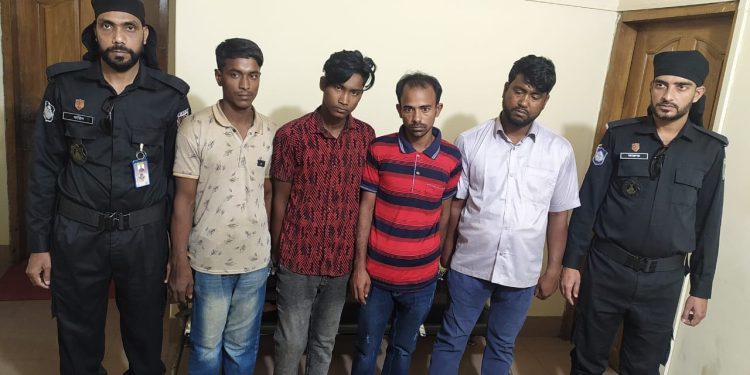 বাঁশখালীতে ৪ জলদস্যুকে র্যাবে আটক,অস্ত্র ও বোট জব্দ