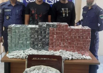 বেনাপোলে ভারতীয়  বিপুল পরিমাণ প্রসাধনীসহ দুই চোরাকারবারি আটক