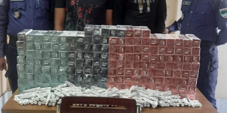 বেনাপোলে ভারতীয় বিপুল পরিমাণ প্রসাধনীসহ দুই চোরাকারবারি আটক