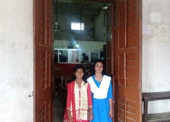 বাবার বিচারের দাবিতে আদালতের সামনে প্রতিবন্ধী ফাতেমা