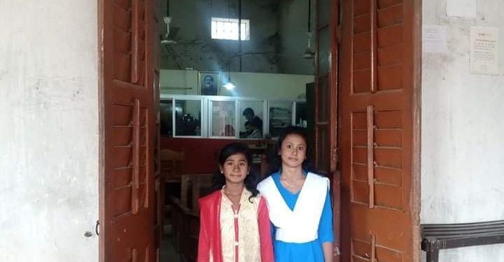 বাবার বিচারের দাবিতে আদালতের সামনে প্রতিবন্ধী ফাতেমা