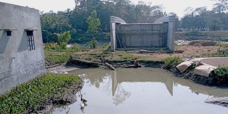 জমি জটিলতায়ব্রিজের সংযোগ সড়কের কাজ বন্ধ