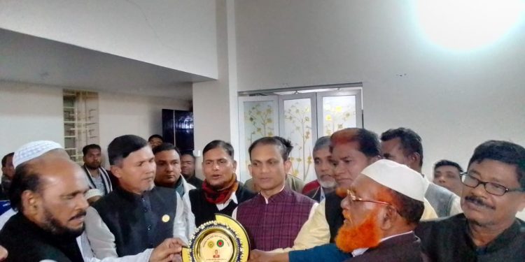 জাজিরায় লে:কর্নেল অব:সৈয়দ নজরুল ইসলাম রাসেলকে সম্মাননা ক্রেস্ট প্রদান