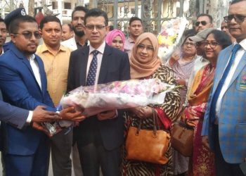 গলাচিপায় মন্ত্রীপরিষদ সচিবকে ফুলেল শুভেচছা