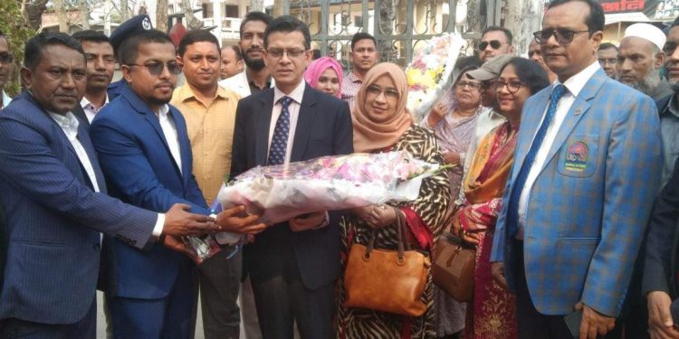 গলাচিপায় মন্ত্রীপরিষদ সচিবকে ফুলেল শুভেচছা