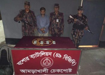 বেনাপোলে ৩০ হাজার মার্কিন ডলার সহ পাসপোর্ট যাত্রী আটক