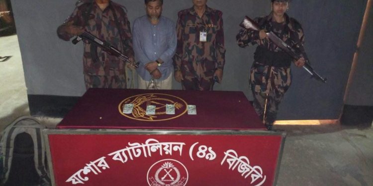 বেনাপোলে ৩০ হাজার মার্কিন ডলার সহ পাসপোর্ট যাত্রী আটক