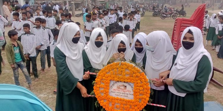 রাজশাহীর বাঘাই শহীদ মিনারে পুষ্পস্তাপক অর্পণ