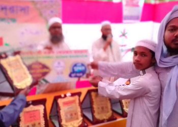 শেরপুরে হাফেজ ছাত্রদেরকে স্বর্ণ পদক প্রদান