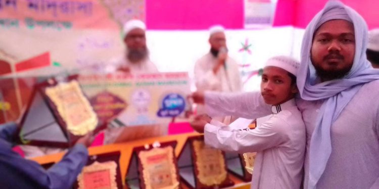 শেরপুরে হাফেজ ছাত্রদেরকে স্বর্ণ পদক প্রদান