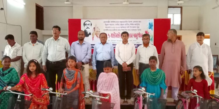 শার্শায় ক্ষুদ্র নৃগোষ্ঠীর ছাত্র/ছাত্রীদের মাঝে অর্থের চেক ও বাইসাইকেল প্রদান