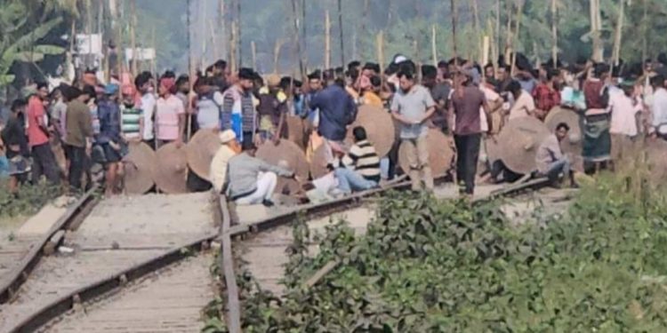 ভাঙ্গায় তুচ্ছ ঘটনাকে কেন্দ্র করে ৩ গ্রামবাসীর মধ্যে সংঘর্ষ আহত-২৫