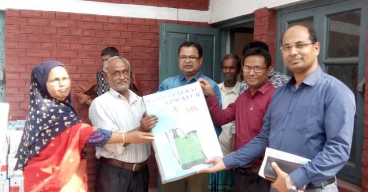 পলাশবাড়ীতে কৃষকদের মাঝে স্প্রে মেশিন বিতরণ