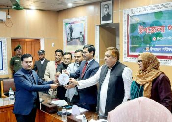 ডিজিটাল ও ক্যাশলেস ইউপি সেবা সিস্টেম বাস্তবায়নে বিশেষ সম্মাননা পেলেন তেঁতুলিয়ার কবির হোসাইন