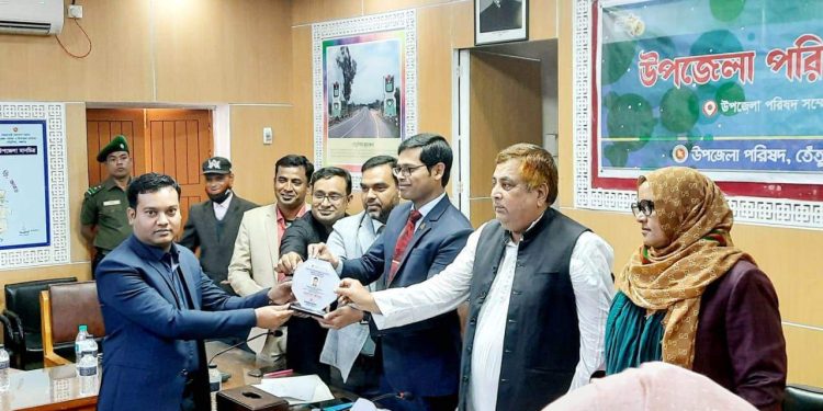 ডিজিটাল ও ক্যাশলেস ইউপি সেবা সিস্টেম বাস্তবায়নে বিশেষ সম্মাননা পেলেন তেঁতুলিয়ার কবির হোসাইন