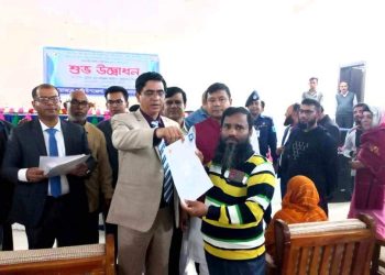 সালথায় ব্যবসায়ীদের মাঝে ডিলিং লাইসেন্স বিতরণ করলেন জেলা প্রশাসক