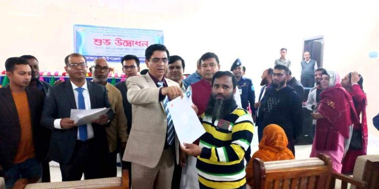 সালথায় ব্যবসায়ীদের মাঝে ডিলিং লাইসেন্স বিতরণ করলেন জেলা প্রশাসক