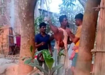 নড়াইলের ৮মাসের শিশু সন্তানকে গাছে ঝুলিয়ে নির্যাতন! পিতা আটক