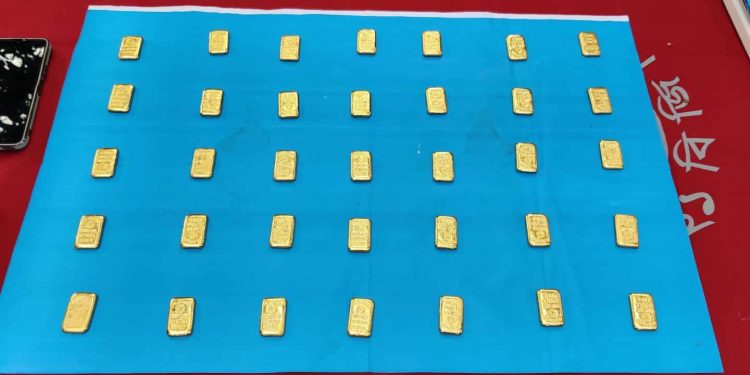 শার্শায় ৪ কেজি স্বর্ণের বারসহ ২ পাচারকারী আটক