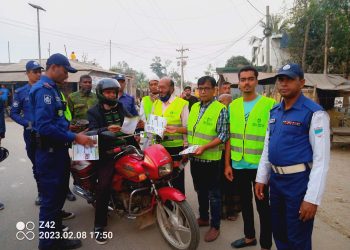 নিরাপদ সড়ক চাই ডুমুরিয়া উপজেলা শাখার লিফলেট বিতরণ