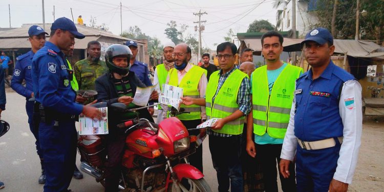 নিরাপদ সড়ক চাই ডুমুরিয়া উপজেলা শাখার লিফলেট বিতরণ