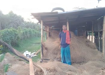 ডুমুরিয়ায় রাতের অন্ধকারে এক অসহায় কৃষকের ঘর আগুন জ্বালিয়ে পুড়িয়ে দিয়েছে দুর্বৃত্তরা