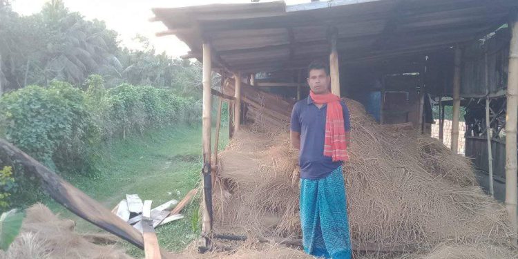 ডুমুরিয়ায় রাতের অন্ধকারে এক অসহায় কৃষকের ঘর আগুন জ্বালিয়ে পুড়িয়ে দিয়েছে দুর্বৃত্তরা