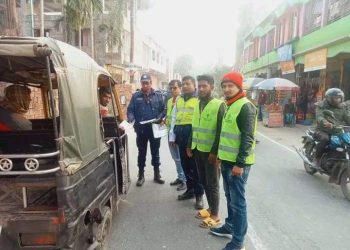 নিরাপদ সড়ক চাই ডুমুরিয়া উপজেলা শাখার লিফলেট বিতরণ