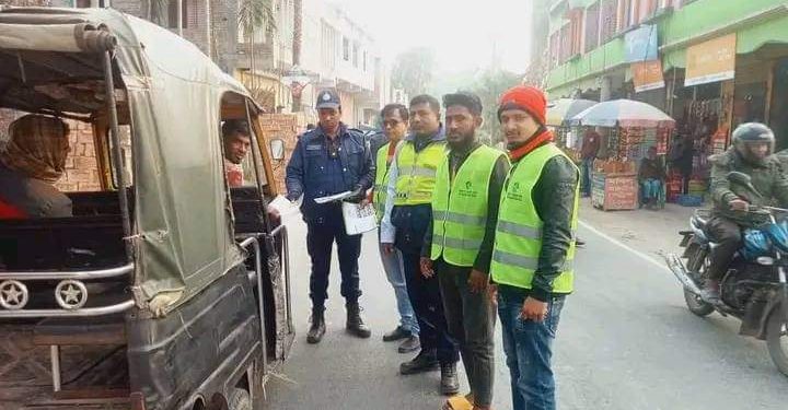 নিরাপদ সড়ক চাই ডুমুরিয়া উপজেলা শাখার লিফলেট বিতরণ