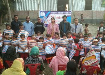 নাটোরের লালপুরের পদ্মাপাড়ে শীতবস্ত্র বিতরণ