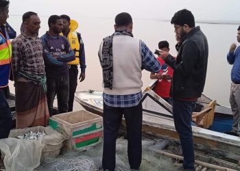 নাটোরের পদ্মা নদীতে জাটকা ইলিশ ধরায় ৪ জেলের জরিমানা