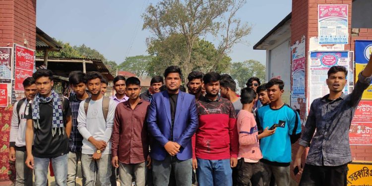 নওগাঁয় ছাত্রলীগের আনন্দ মিছিল অনুষ্ঠিত