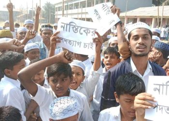 মহিপুরে বিদ্যালয় ম্যানেজিং কমিটি সভাপতির পদত্যাগ ঘোষনার পর ক্লাসে শিক্ষার্থীরা